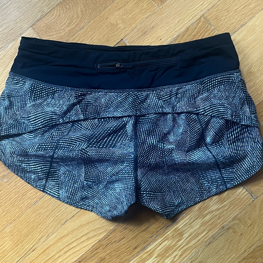 Lulu speed up short gray patterned 2.5 in inseam